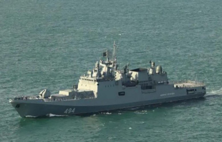 Anije luftarake ruse me të shtëna paralajmëruese pranë jahtit britanik