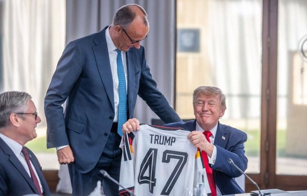 ​Merz surprizon Trump-in me rastin e 80-vjetorit, i dhuron një fanellë të Gjermanisë në samitin e G7