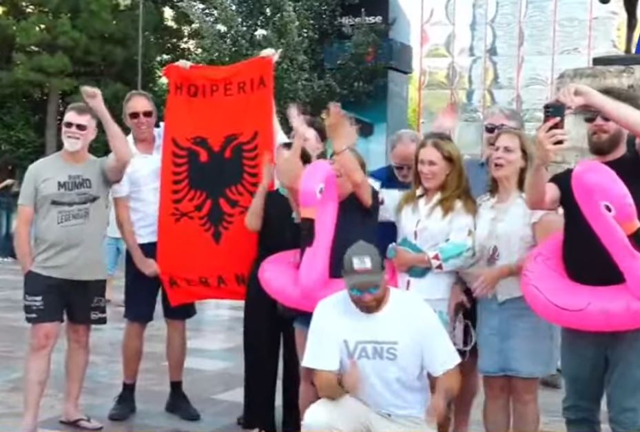 Me simbolin e flamingove dhe flamurin kuqezi, turistët i bashkohen protestës kundër Ramës në ditën e 17-të