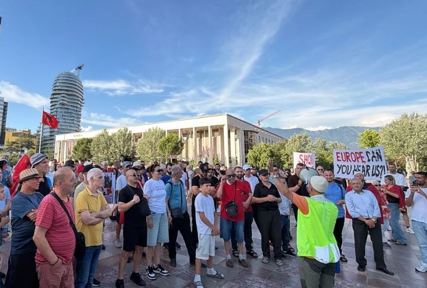 Organizatorët: Nesër ndryshon orari i tubimit