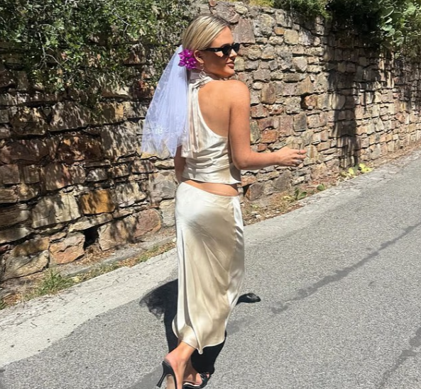 Emily Atack shfaqet me humor nga fundjava në Cannes