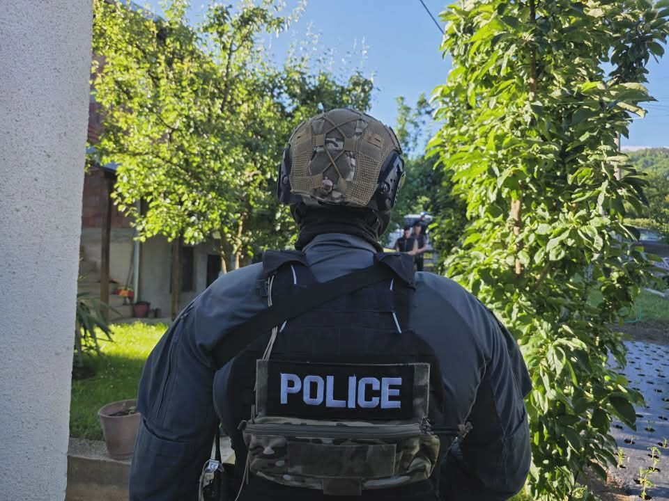 Konfiskohen armë në Mitrovicë e Skenderaj, shoqërohen në polici 2 persona
