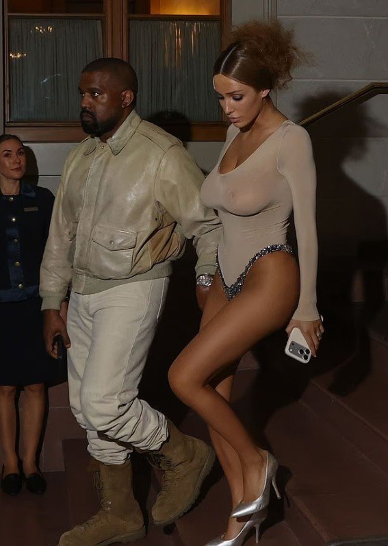 Gruaja e Kanye West, Bianca Censori, trondit sërish teksa del pa sytjena me një triko transparente me tanga