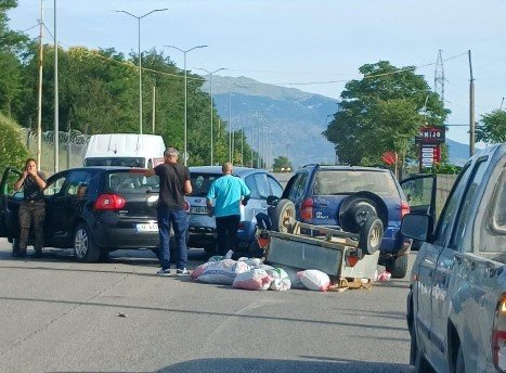 Aksident në hyrje të Gjirokastrës, tre automjete përplasen me njëra-tjetrën