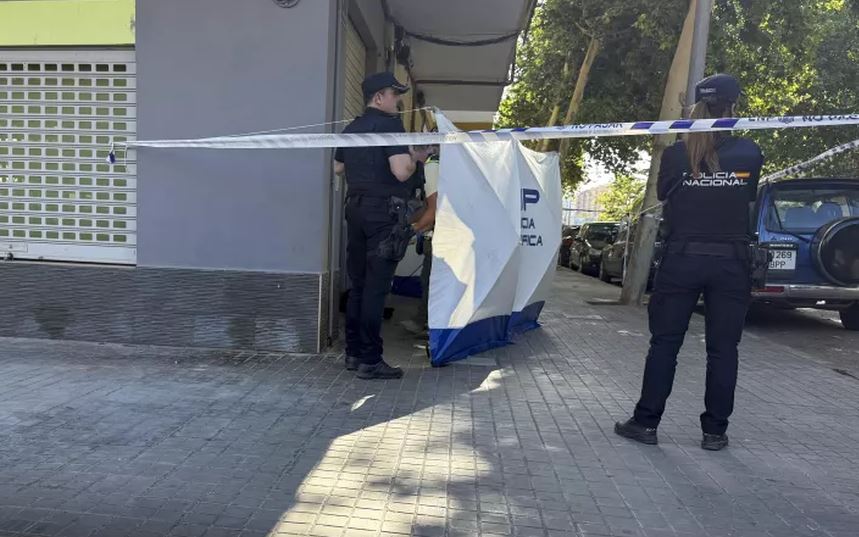 Tronditet Spanja! E gjeti të birin 2 vjeçar të zhveshur, babai i pret fytin logopedit dhe vetëdorëzohet me duart “e lara” me gjak në polici