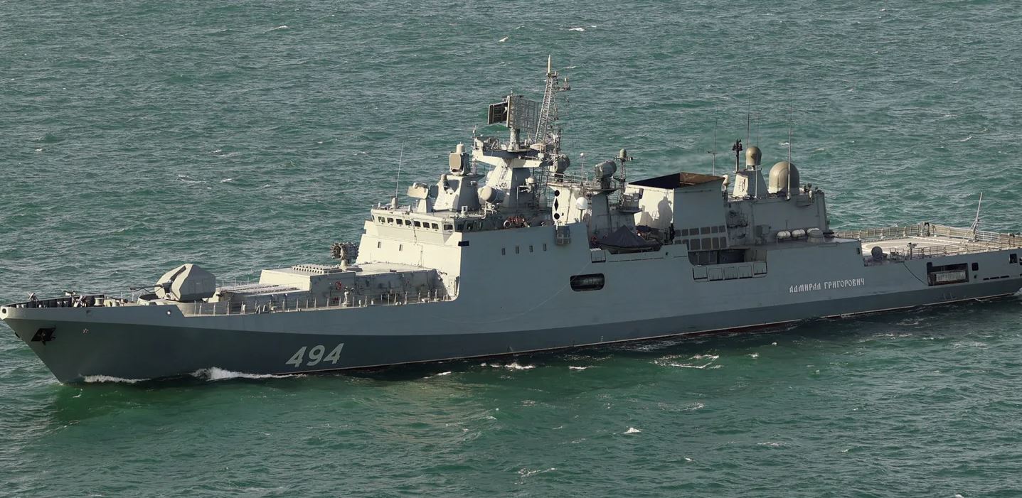 Britania e Madhe po heton raportet se një anije luftarake ruse qëlloi me armë paralajmëruese pranë jahtit në Kanalin Anglez