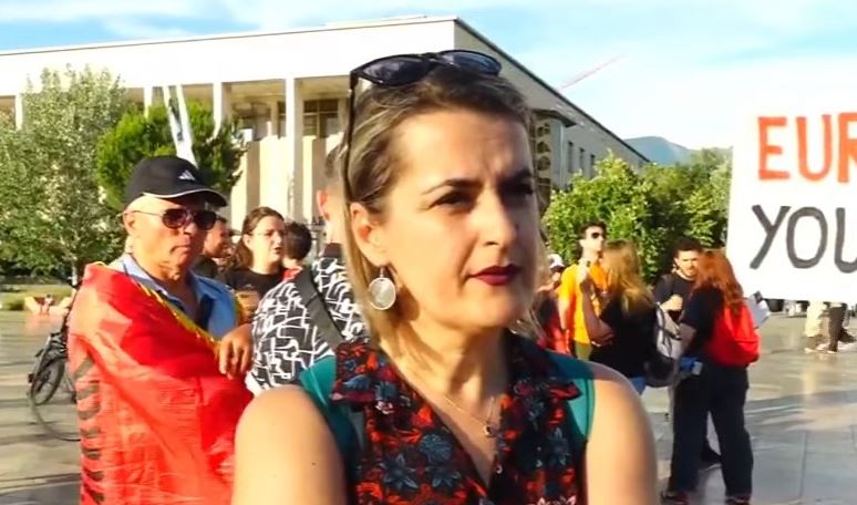 “Policia ishte dorëzuar para rendit mafioz!”- Tubimi i 17-të, protestuesja: Dhunimi i qytetarit në Zvërnec ndezi ‘flakën’! Tokat po shkëmbehen për përfitimet e një privati