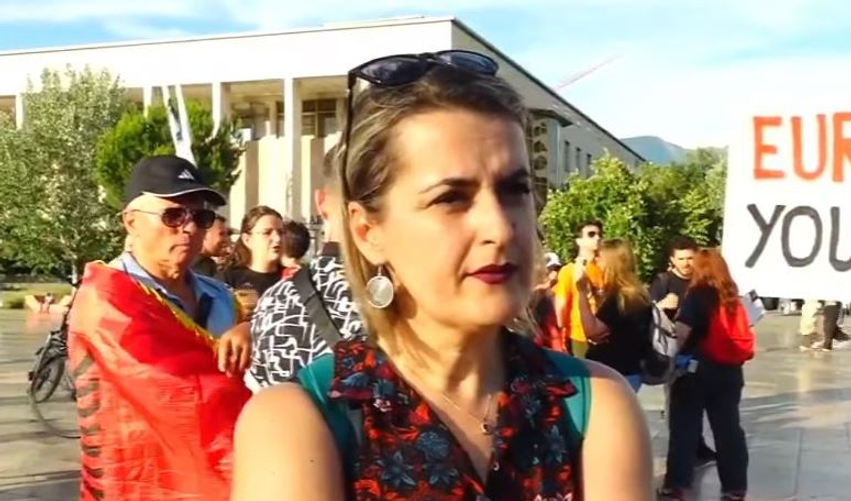  Policia ishte dorëzuar para rendit mafioz    Tubimi i 17 të  protestuesja  Dhunimi i qytetarit në Zvërnec ndezi  flakën   Tokat po shkëmbehen për përfitimet e një privati