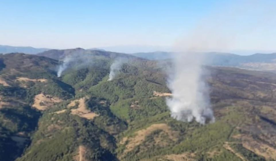 Zjarri pranë Velesit del sërish jashtë kontrollit, era përkeqëson situatën