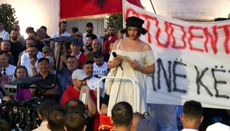 “Brezi im do ta shpëtojë këtë vend”- Vajza e artistit Robert Aliaj flet në protestë: Le t’i japim fund totalitarizmit! Mos lejoni politikën të ndotë lëvizjen tuaj