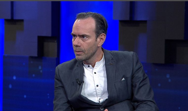 Protestat masive në Shqipëri/ “Rama për qejf në Francë, ministrat jashtë vendit”, Genc Burimi: Çfarë është ky verbërim kancelarish?