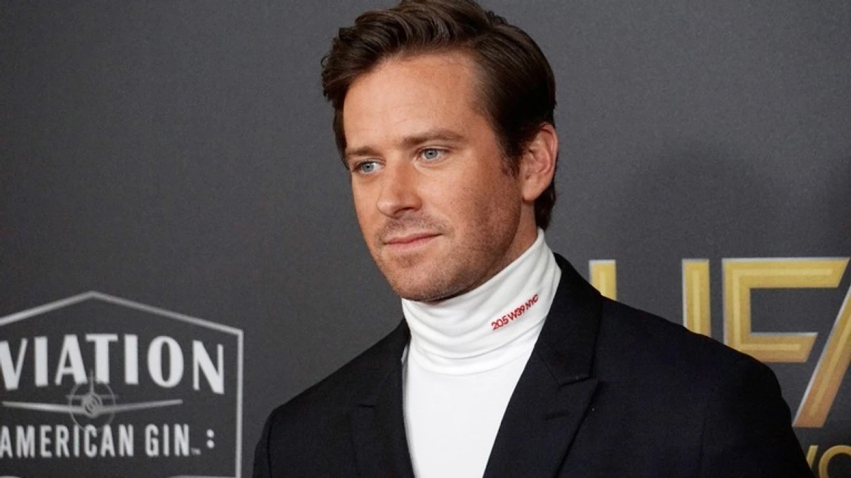 Armie Hammer flet hapur për skandalet që i shkatërruan karrierën