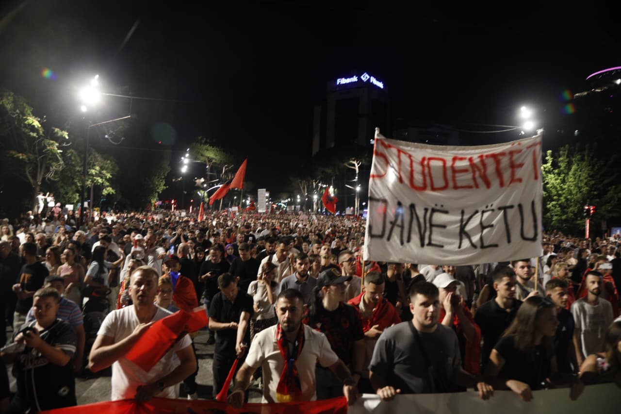 Mijëra qytetarë përmbyllin protestën me thirrje të forta: “Rama jepe dorëheqjen, ju erdhi fundi!”