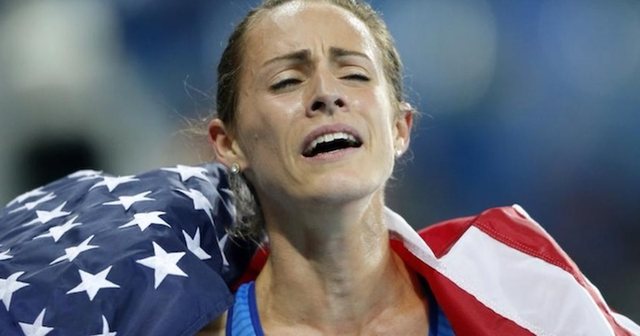 Medalistja olimpike Simpson rrëzohet përtokë gjatë një gare, defibrilatori i shpëton jetën…