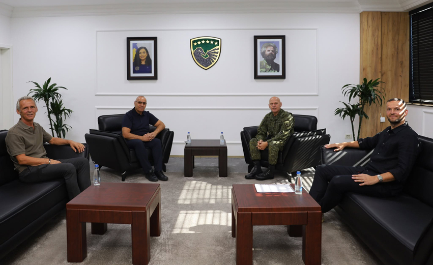 FSK dhuron donacion prej 50 kontejnerësh për Federatën e Futbollit të Kosovës