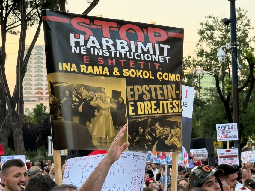  Shqipërinë e mori Rama i vu zjarr    Pankartat epike në protestë  5 mijë euro kushtojnë dy c ca