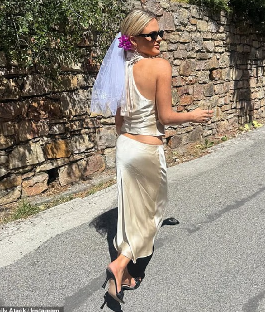 Emily Atack feston fundjavën e beqarisë në Cannes