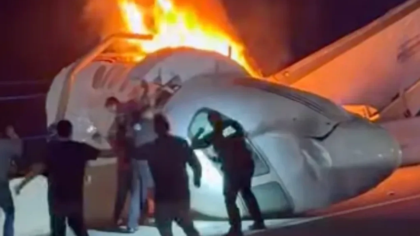 Aeroplani i vogël rrëzohet në një rrugë në Teksas
