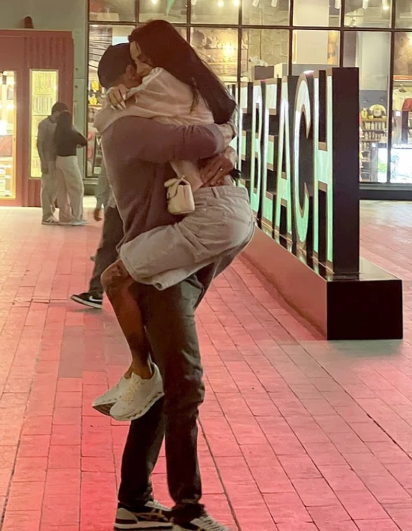 Katie Price ribashkohet me partnerin pas lirimit nga burgu në Dubai