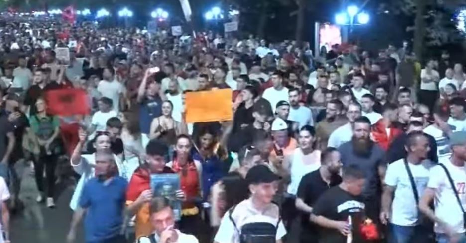 “Bashkohuni me ne!”, protestuesit thirrje qytetarëve të ngrihen nga lokalet dhe t’i bashkohen revoltës: Revolucion!