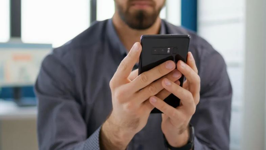 Afganistani ndalon përdorimin e telefonave inteligjentë për nëpunësit civilë