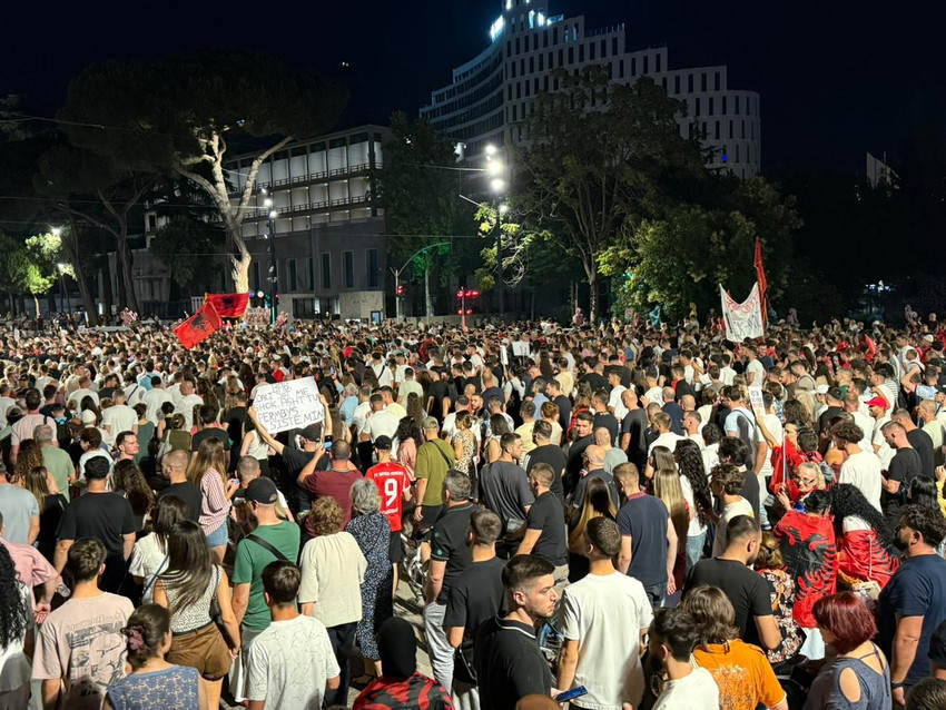 Përfundon protesta e 18-të, mijëra qytetarë mbyllin marshimin në sheshin “Skënderbej”: Rama jepe dorëheqjen! 3 Image