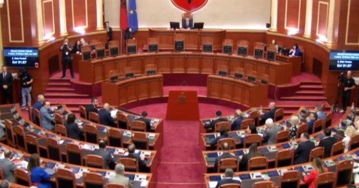 Debate në Kuvend/ Opozita nuk e lëshon foltoren, mazhoranca miraton ndërprerjen e diskutimeve, shtyhet votimi për në orën 18:30