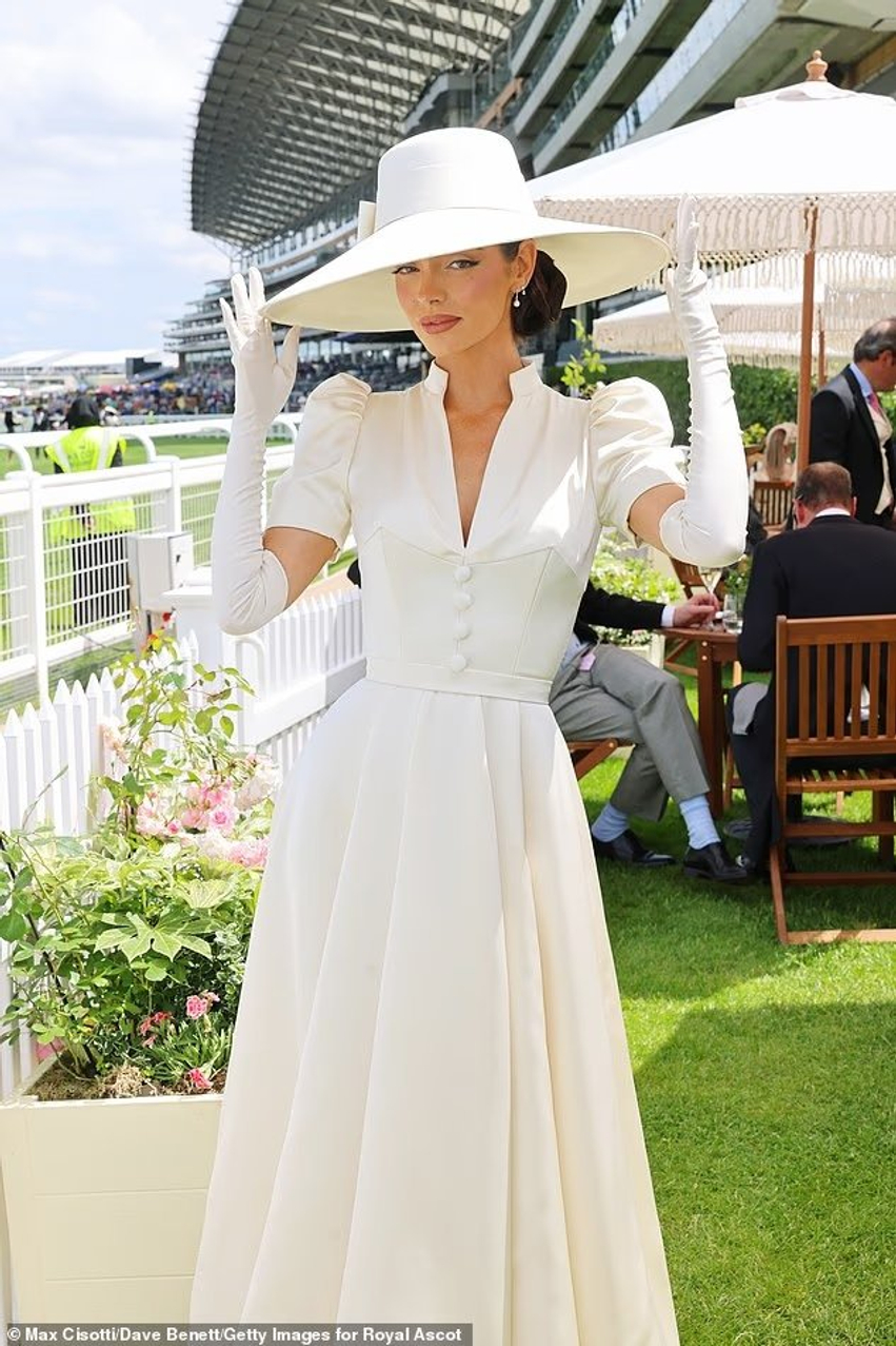 Maura Higgins dhe Holly Willoughby shkëlqejnë me elegancë në  Ladies Day  të Royal Ascot