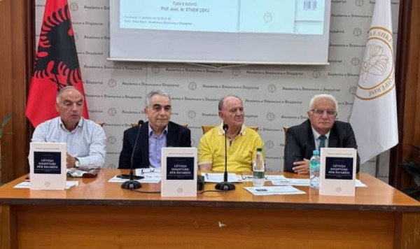 Promovohet në Tiranë libri i ri i Ethem Çekut, vlerësohet kontribut i veçantë për historiografinë shqiptare