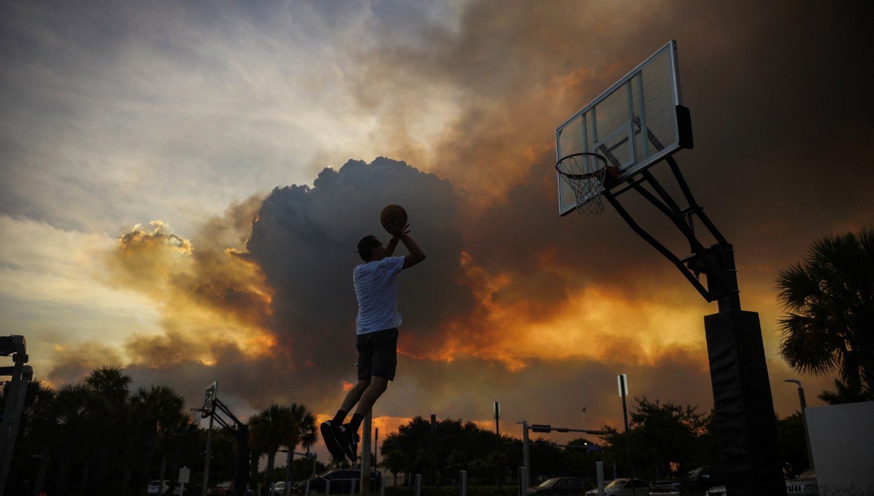 Nj&euml; burr&euml; luan basketboll n&euml; qytetin Doral pran&euml; Miamit, nd&euml;rsa zjarret digjen n&euml; nj&euml; distanc&euml; t&euml;...