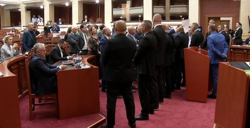 Opozita bllokon foltoren e Kuvendit  Peleshi e ndërpret seancën gjatë fjalës së deputetit Bido  tensione në sallë 