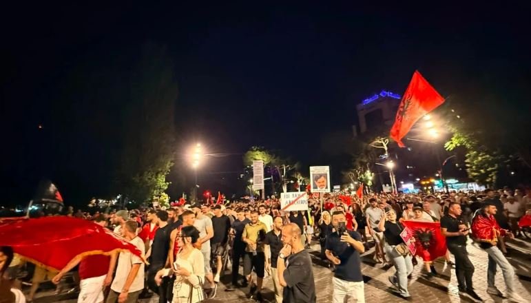 Rrugët e Tiranës ziejnë në ditën e 19-të të protestës qytetare, marshimi vijon prej rreth 4 orësh