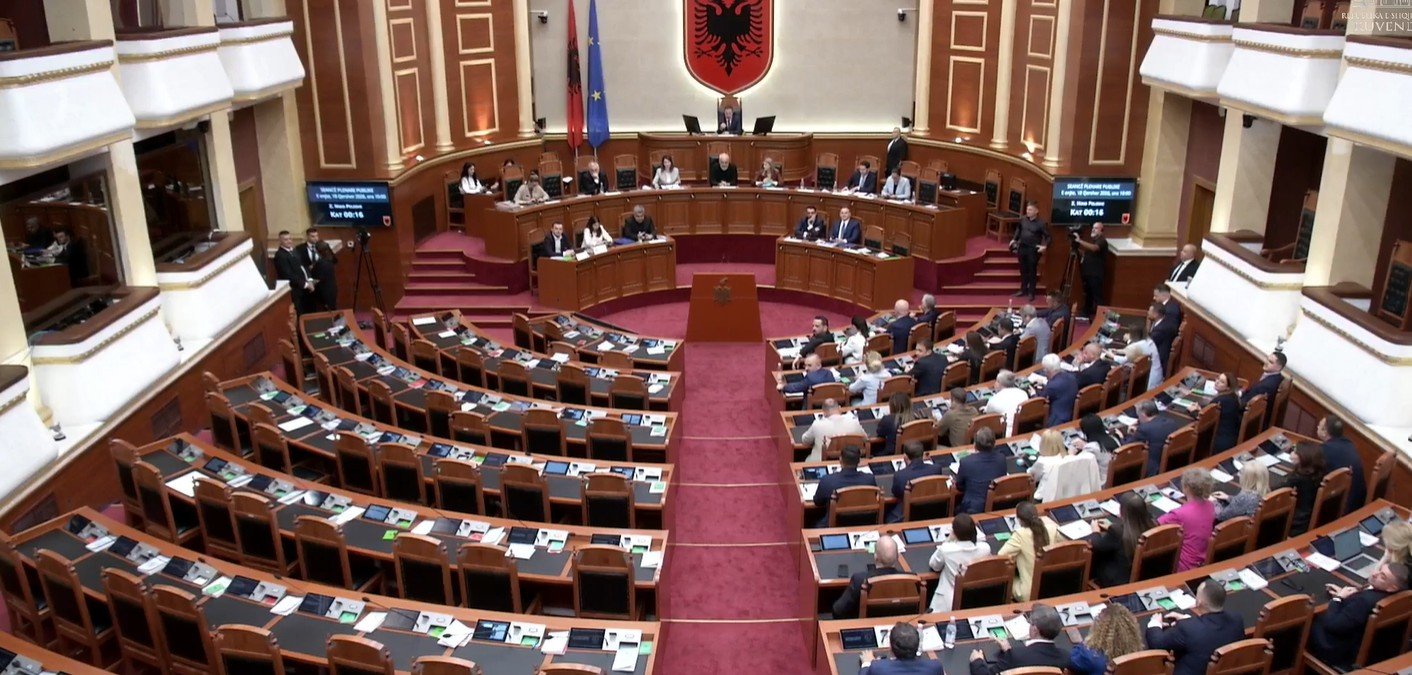 Opozita bojkoton seancën e Kuvendit, mazhoranca miraton në parim amnistinë, Shehaj thirrje Ramës: Jep dorëheqjen. Përjashtohet!