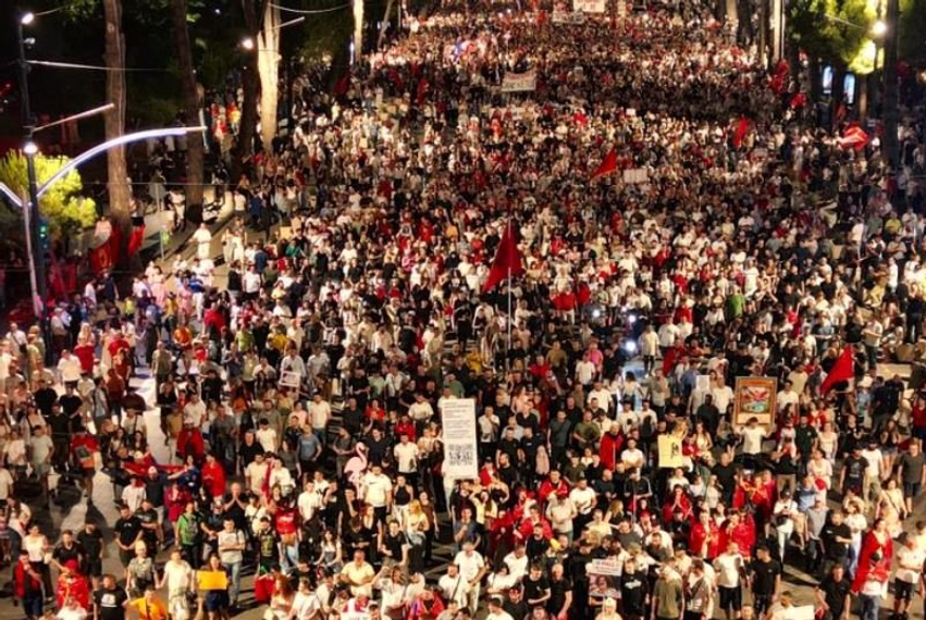  Rama jep dorëheqjen   Sot protesta e 19 të  mijëra qytetarë në sheshe e rrugë për largimin e qeverisë
