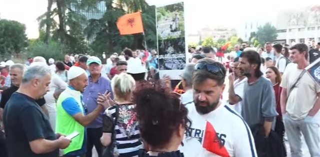 Nis grumbullimi e qytetarëve në sheshin “Skënderbej”, pankartat dhe flamujt në gatimshëri
