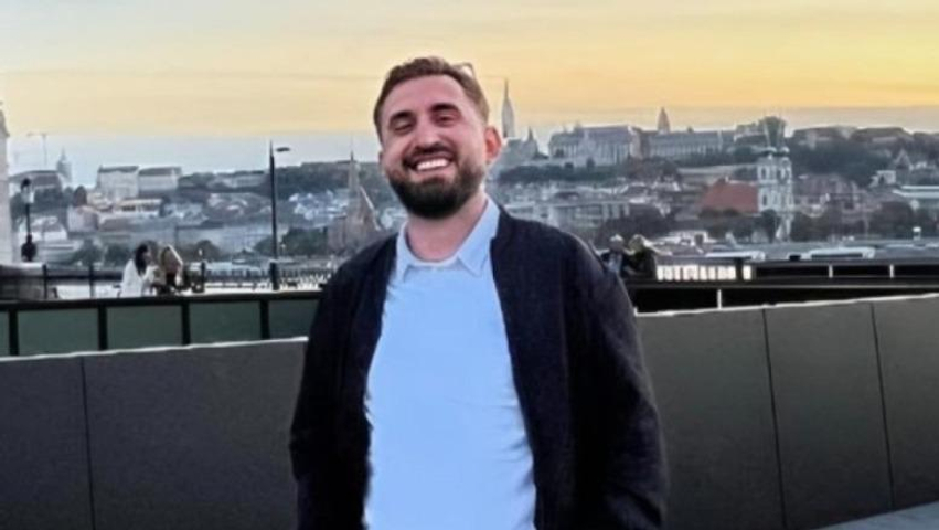 Shoku i tij i ngushtë  Mand Dhelpra  ende në kërkim  Në pjesën e pasme të kokës Eglant Koçi kishte    