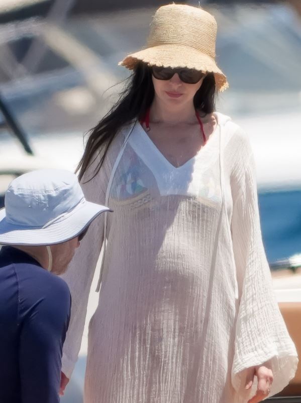 Anne Hathaway shtatzënë për herë të tretë,  zbulon barkun në St. Tropez