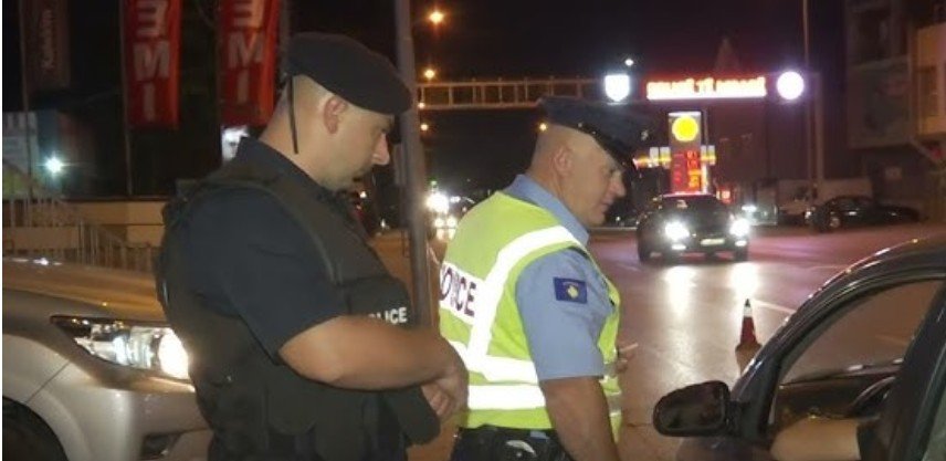 Gara me vetura në zonë të banuar në Pejë, shoferët gjobiten me nga 500 euro