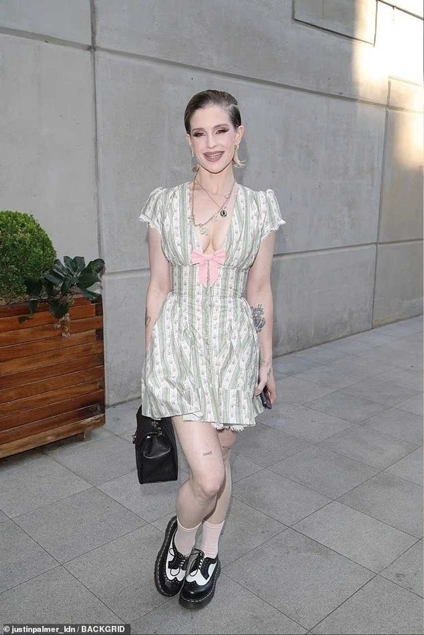 Kelly Osbourne shfaqet e lumtur dhe në formë të mirë pas një periudhe të vështirë
