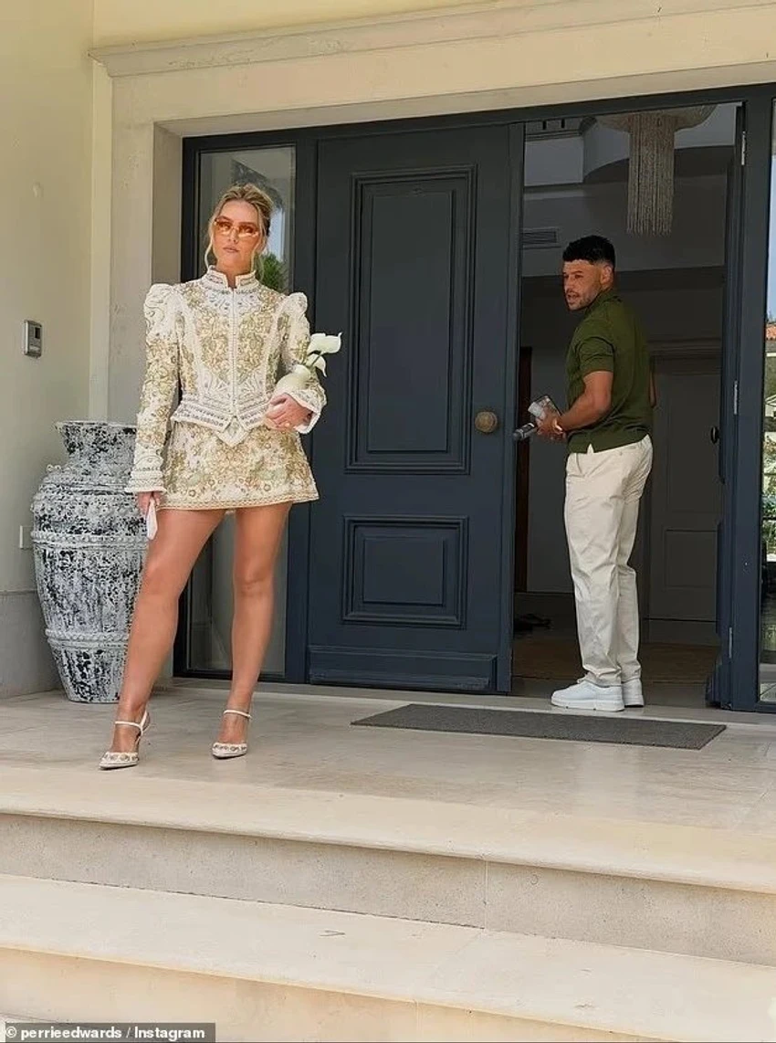 Perrie Edwards zbulon fustanin e tretë të nusërisë dhe ndan momente të reja nga dasma luksoze në Portugali 2 Image