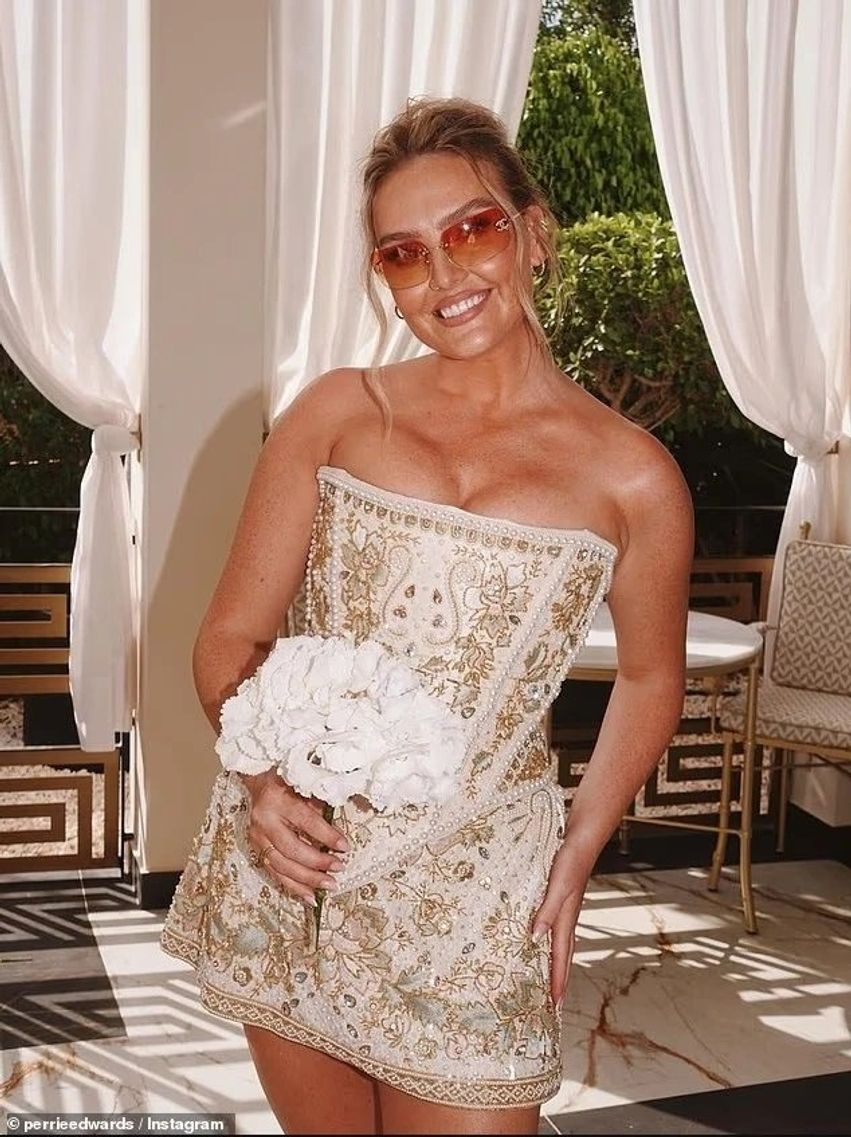 Perrie Edwards zbulon fustanin e tretë të nusërisë dhe ndan momente të reja nga dasma luksoze në Portugali
