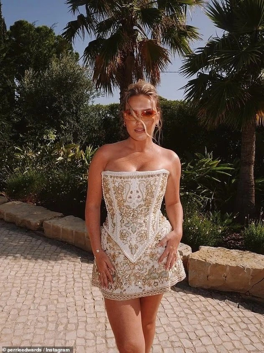 Perrie Edwards zbulon fustanin e tretë të nusërisë dhe ndan momente të reja nga dasma luksoze në Portugali 3 Image