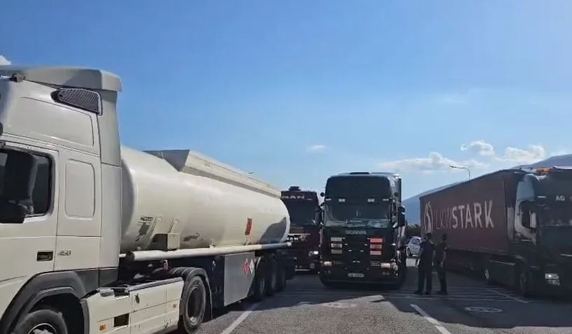Kaos në Morinë, bllokohen mjetet e tonazhit të rëndë!