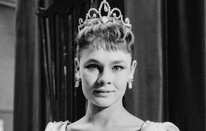 Teatri historik i Londrës do të mbajë emrin e Judi Dench