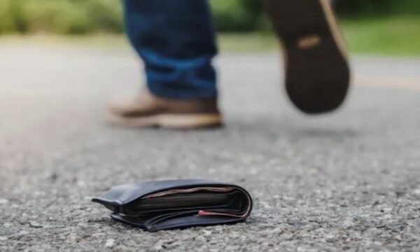 34-vjeçari në Ferizaj e gjen një kuletë me para e dokumente në rrugë dhe e dorëzon në Polici, lajmërohet pronari