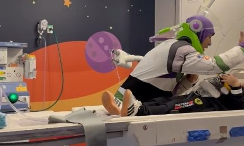 Psikologia vishet si Buzz Lightyear për të ndihmuar 4 vjeçarin të bëjë rezonancën magnetike  pamjet bëhen virale