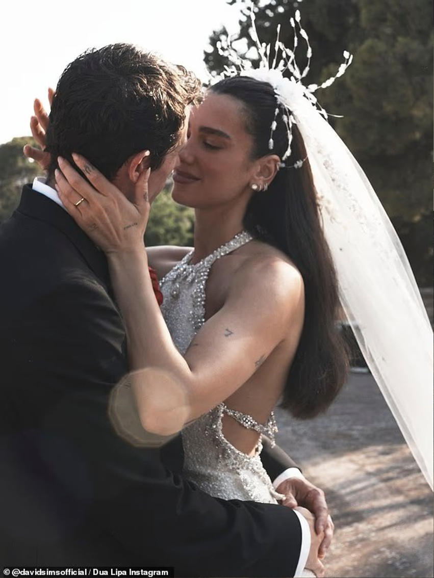 dua-lipa-publikon-fotot-e-para-nga-dasma-luksoze-me-callum-turner-ne-sicili