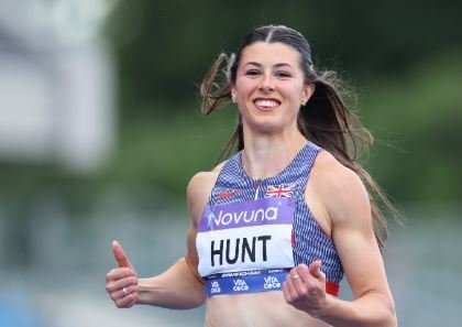 Amy Hunt dominon 100 metrat