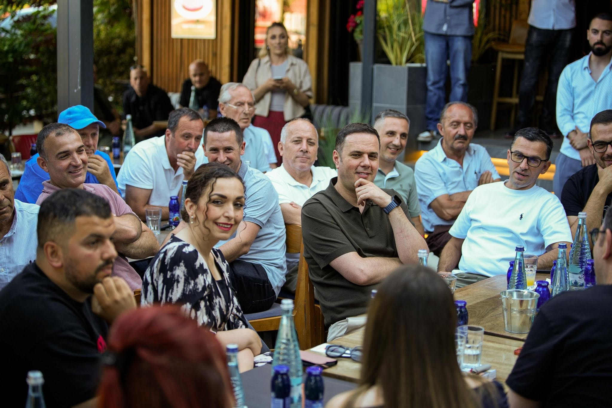 Abdixhiku ballafaqohet me të pakënaqurit veç përmes Facebook-ut, “kunjon” bashkëpartiakët