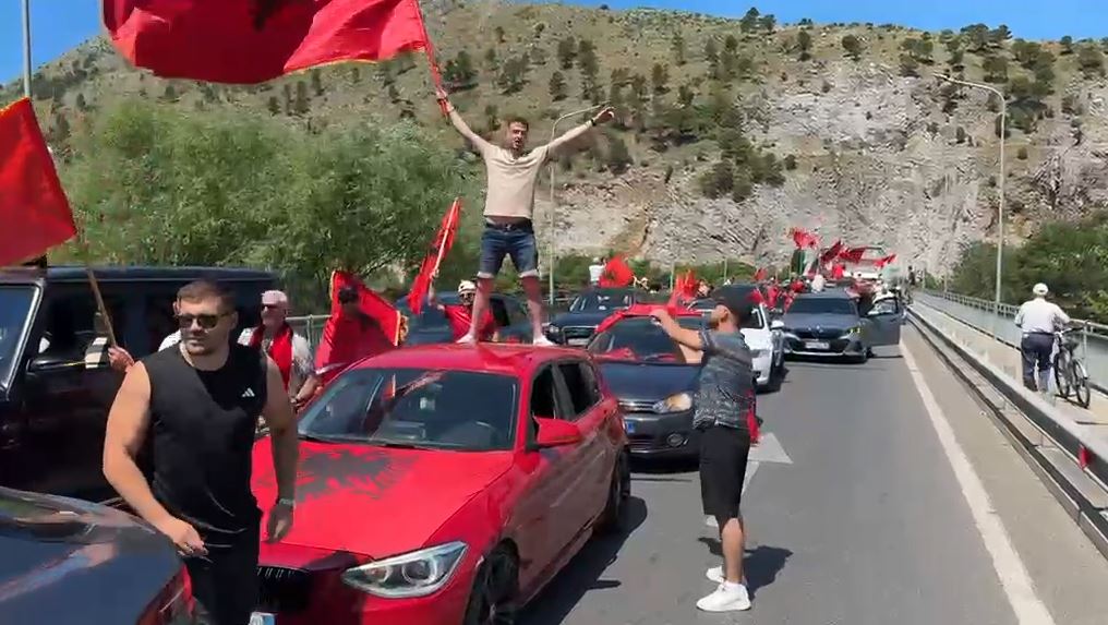 Autokolona e Diasporës mbërrin në Shkodër, niset drejt Tiranës në mbështetje të protestës